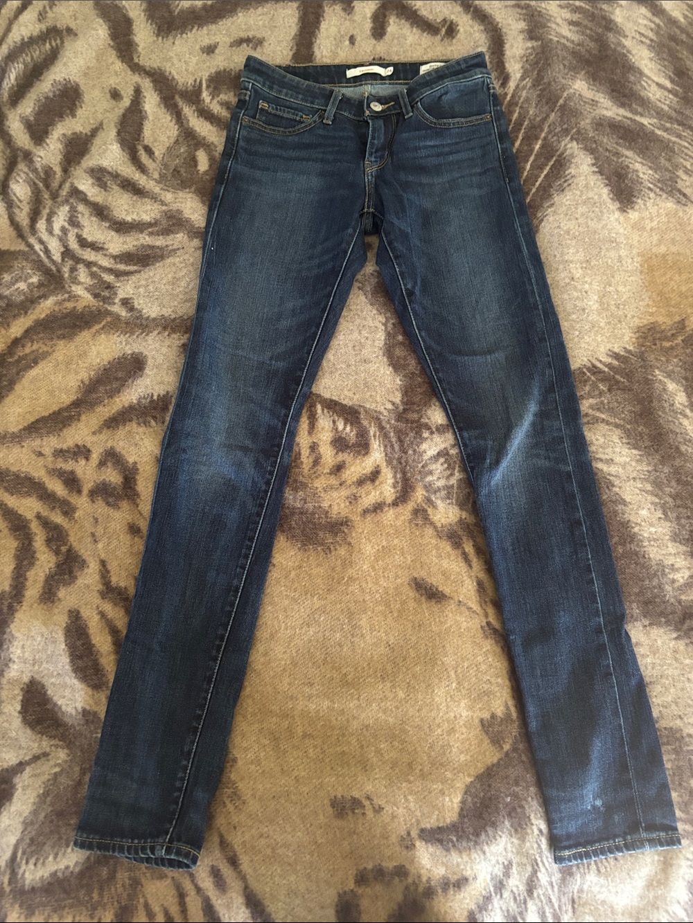 Levi's woman’s Indigo Blue Slim Straight Jeans - Picture 2 of 2